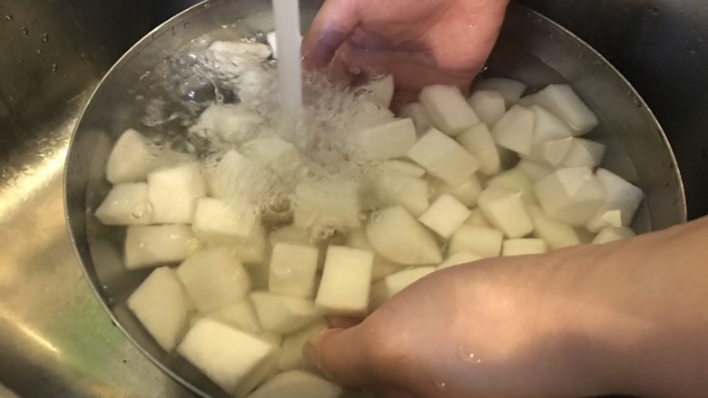 韩式腌萝卜块,把腌好至出水的萝卜块放流水下冲洗，沥干