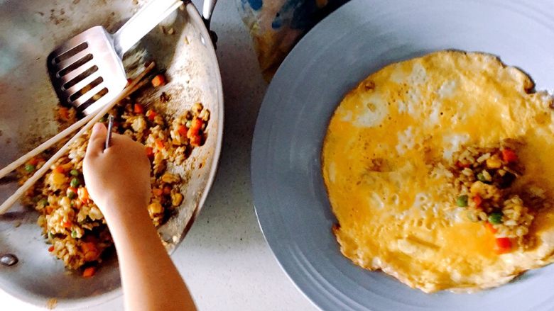 咖喱蛋包饭,摊好的鸡蛋放入盘子里，把做好的咖喱饭放进去；