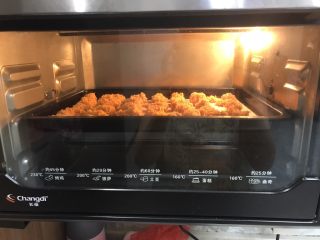 烤箱鸡米花,烤箱140到150度，预热5分钟，烘烤20分钟