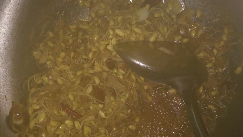 豆芽炒粉丝（😁）,翻炒后加入粉丝炒一会，然后加入适量水焖五分钟