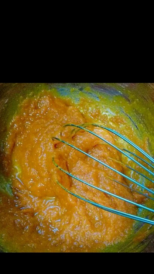 芝麻南瓜饼,蒸熟的南瓜取出，用手动打蛋器将南瓜打成泥，蒸熟透的南瓜很容易就打成泥了，不必要使用料理机。