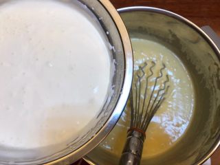水果之王《榴莲雪糕》【冷饮甜点】,奶油打发有纹路。流动性比较强的状态。因为等下还要搅拌，所以不要打发过头。
打发好的奶油倒进榴莲蛋液中，轻轻的搅拌均匀。