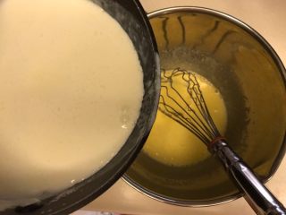 水果之王《榴莲雪糕》【冷饮甜点】,牛奶液多次倒入蛋黄液中，中途需要不停的搅拌，以免变成蛋花汤！