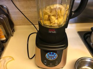 水果之王《榴莲雪糕》【冷饮甜点】,榴莲肉用破壁机打成糊。你也可以用豆浆机，用果汁功能搞定。
