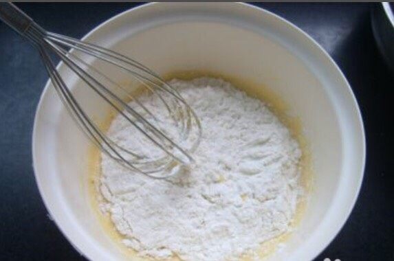 电饭锅蒸蛋糕,加一半面粉，然后拌均匀，
注意⚠️不要转圈搅拌，要用勺子上下翻拌，颗粒可以用勺子压碎，拌到细腻的面糊后，再加入牛奶和剩下的面粉