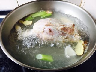 酱牛肉面,水开后煮约5分钟，撇去浮末，留汤，捞出牛腱子。