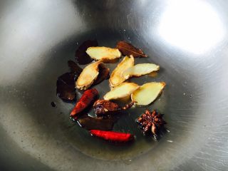 酱牛肉面,另起锅，热锅凉油放入2粒八角、2个干辣椒、姜片、香叶小火煸炒出香味。