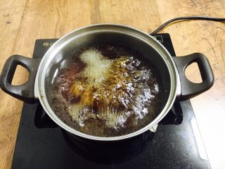 酱牛肉面,将半碗酱牛的汤和半碗水放到锅里加热至沸腾，制成汤头。