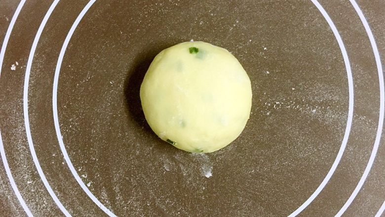 改良版墨西哥卷饼（香葱鸡蛋味）,取一个小面团置于面板中心