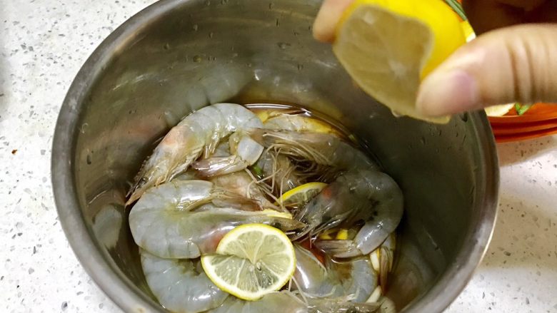 蒜香柠檬烤虾,把柠檬汁挤入一起腌渍20分钟