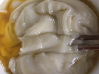 芒果雪媚娘,黄油液体化放入蒸好的面糊中，搅拌均匀。
