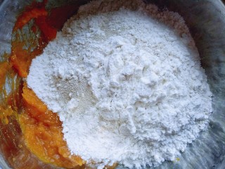 南瓜豆沙包,加入面粉，奶粉，酵母在南瓜泥容器中。