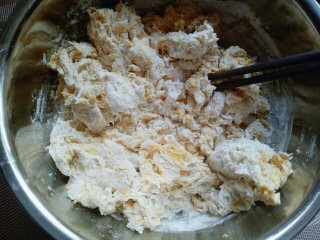南瓜豆沙包,用筷子搅拌均匀，再揉成面团。盖上盖子发酵。(天气热放室温发酵就可以)