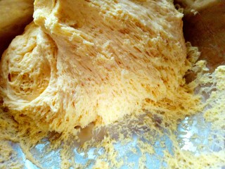 南瓜豆沙包,发酵好的面团全部是蜂窝眼，大约发酵了2小时左右，面团是原来的两倍大，(不要发酵过了，那样会发酸，发苦)
