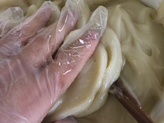芒果雪媚娘,等放温后用手相对方便些，也可以用筷子搅拌。放入冷冻半小时左右。