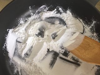 芒果雪媚娘,制造糕粉：把40g的糯米粉放入锅中，来回翻。