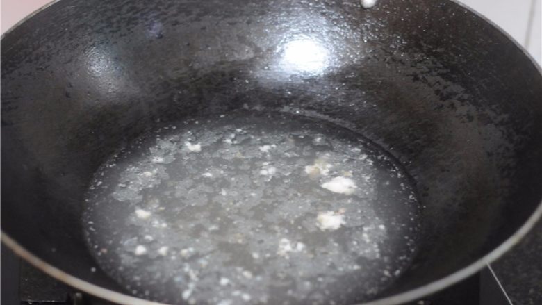清新爽口——薄荷黄瓜面,高汤倒入锅中烧开，加入适量盐调味，撒入葱花