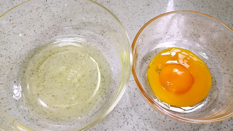 酸奶戚风蛋糕,把蛋清蛋黄分离。