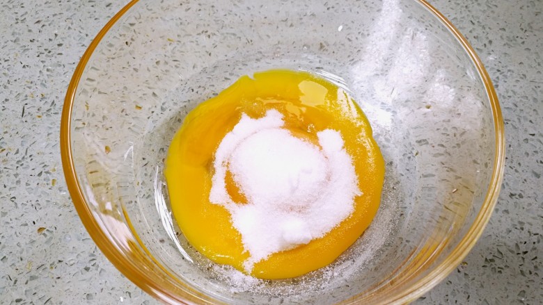 酸奶戚风蛋糕,蛋黄里倒入剩下的10克细砂糖。