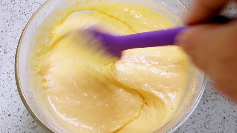 酸奶戚风蛋糕,用刮刀划“之”字拌匀，注意不要划圈搅拌，防止起筋。
