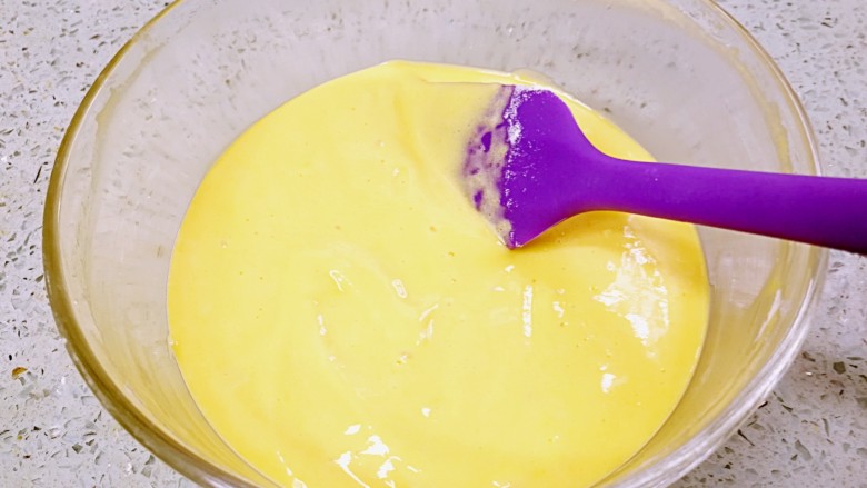酸奶戚风蛋糕,不要搅拌太久，拌成细腻无干粉结块的蛋黄糊。