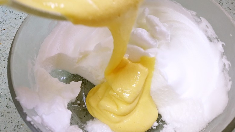酸奶戚风蛋糕,把蛋黄糊倒入蛋白盆。