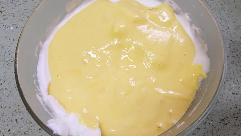 酸奶戚风蛋糕,尽量让蛋黄糊全面覆盖蛋白，能缩短翻拌时间。