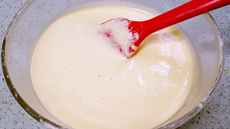 酸奶戚风蛋糕,用翻拌手法拌匀成蓬松细腻的蛋糕糊。