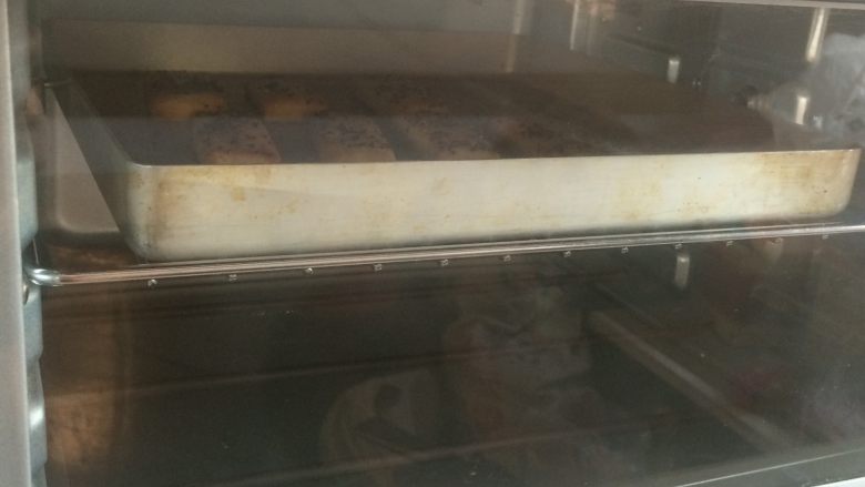 红薯酥,将烤盘放入烤箱中，上下火170度，25分钟，上色满意即可。