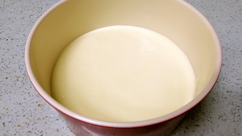 酸奶戚风蛋糕,轻震几下模具震去大气泡，入烤箱，140度，烤50分钟。