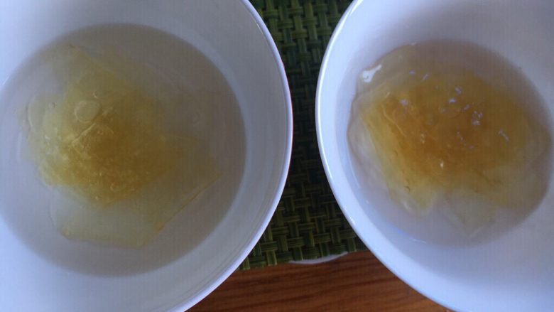 Q弹红豆椰汁冻,吉利丁分开剪碎，一碗放1片，一碗1.5片，加冰水浸泡去腥