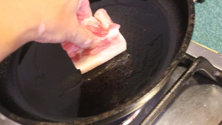 东坡肉,将猪皮面先在加热放少许油的锅中过两下，微煎一下。这样可以使猪皮更Q弹。