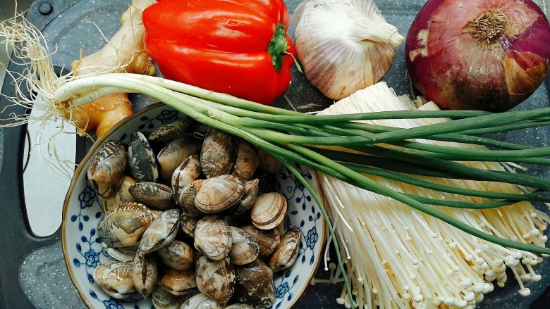 蒜蓉金针菇烤花蛤,第一步，准备食材。量可以根据自己的需要灵活调整。