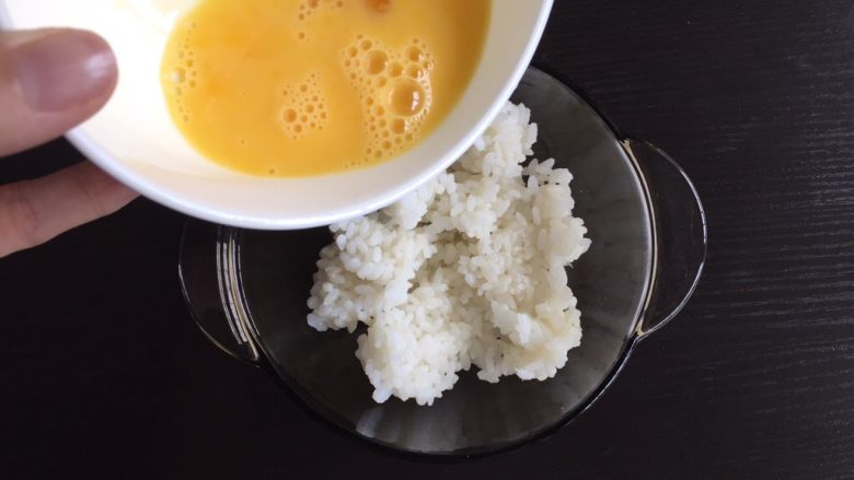蛋香米饼,米饭中倒入蛋液