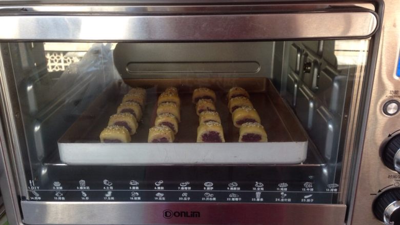 紫薯一口酥,放进已经提前预热好175度的烤箱下层，烘烤20至25分钟，表面金黄色即可