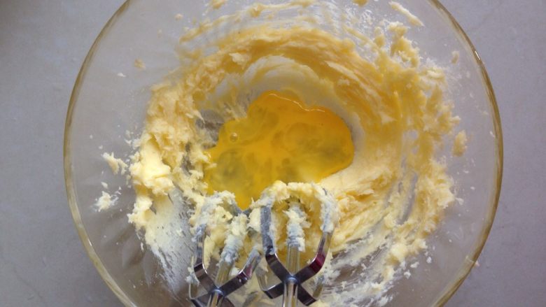 紫薯一口酥,用电动打蛋器先搅拌一下，再开启电源打发至颜色变浅，蓬松的状。分三次加入蛋液，每加入一次拌匀待吸收后，再加入下一次的蛋液