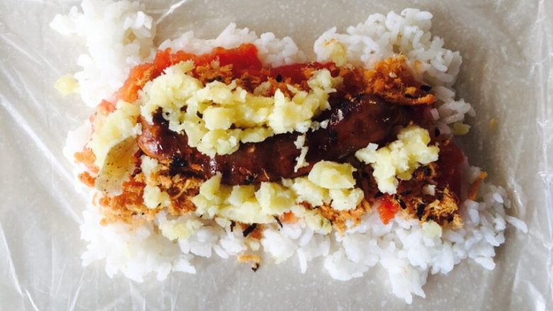 米饭卷,铺在肉肠上面。反正家里有啥，喜欢吃啥，都可以放。