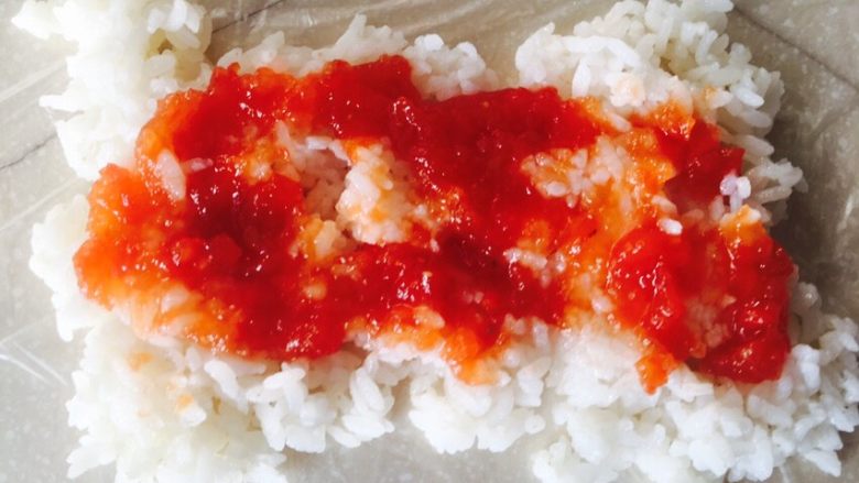 米饭卷,昨晚自己做的番茄酱，适量的浇在上面。看自己喜欢。