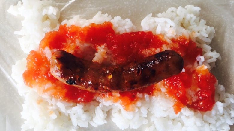 米饭卷,取<a style='color:red;display:inline-block;' href='/shicai/ 8795'>肉肠</a>一根，平底锅煎熟。放在上面。