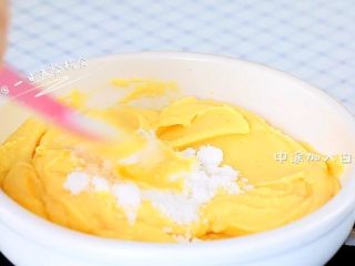 豌豆黄,中途将糖加进去炒，约3分钟炒好。
🌻小贴士：把糖和豌豆茸搅拌均匀，也就炒好了。