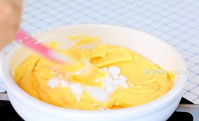 豌豆黄,中途将糖加进去炒，约3分钟炒好。
🌻小贴士：把糖和豌豆茸搅拌均匀，也就炒好了。