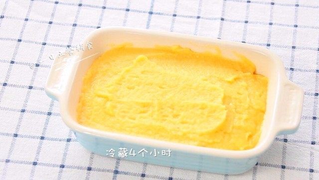 豌豆黄,放入碗中，抹平，冷藏4个小时。
🌻小贴士：碗里不用垫纸，也不用抹油，冷藏后很容易就倒出来了。