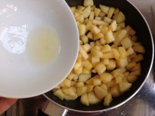 编织苹果派,关火，最后加入柠檬汁混合均匀