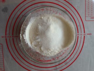 编织苹果派,加入过筛过的面粉，35克糖和一丁点盐