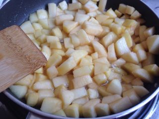 编织苹果派,加入30克糖，在加糖之后，苹果丁就会溢出大量的水分，慢慢熬煮3分钟左右。
