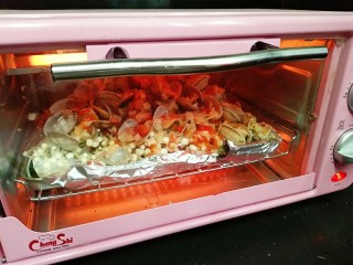 蒜蓉金针菇烤花蛤,第九步，入烤箱。我家烤箱很迷你，我一般都用的150-200度，时间大约45分钟。这个根据不同烤箱随机应变，反正熟透了，入味了就成。