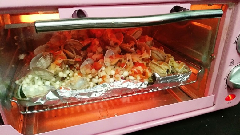 蒜蓉金针菇烤花蛤,第九步，入烤箱。我家烤箱很迷你，我一般都用的150-200度，时间大约45分钟。这个根据不同烤箱随机应变，反正熟透了，入味了就成。