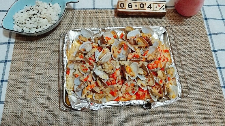 蒜蓉金针菇烤花蛤,第十步，出锅。