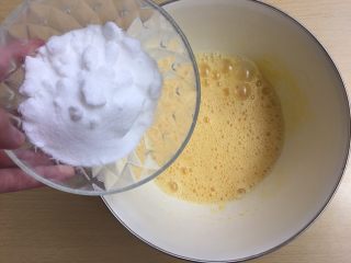 双色海绵蛋糕杯,打蛋器低速把蛋打散后加入所有糖
