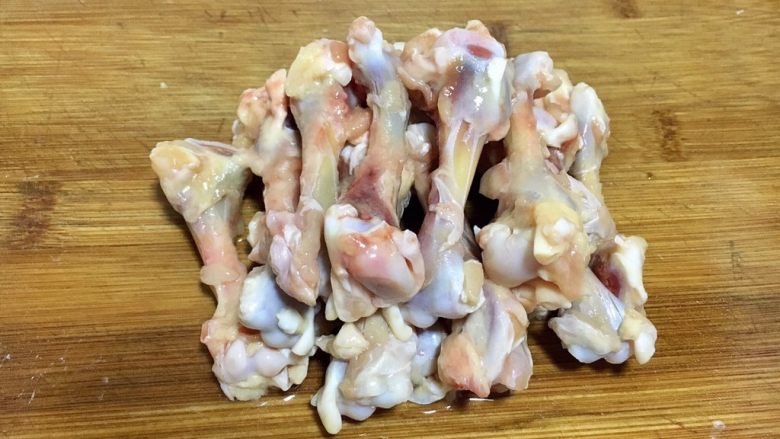 照烧鸡腿肉,将鸡根解冻洗净，用刀将骨头剔出来。（这一步是个体力活，大家小心别伤了手）